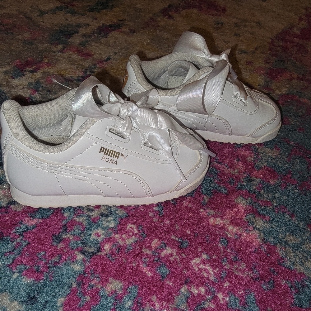 White pumas (girl) with ribbon laces size 5c